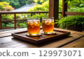 夏季日本房屋陽台上喝著冷麥茶的場景 129973071