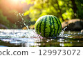 夏日場景：西瓜被河裡的涼水冷卻 129973072