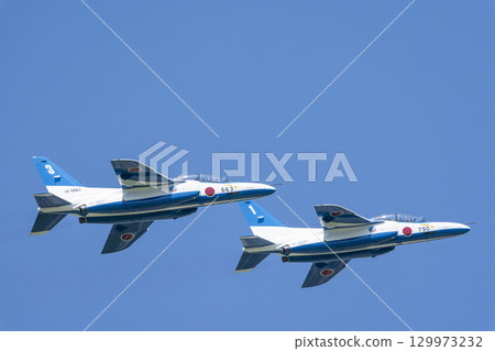 宮城縣東松島市松島空軍基地的夏日藍天和藍色衝擊波 129973232