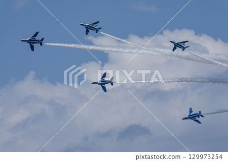 宮城縣東松島市松島空軍基地的夏日藍天和藍色衝擊波 129973254