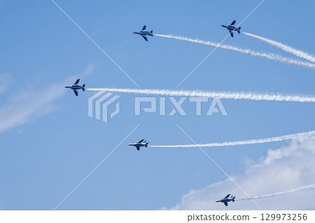 宮城縣東松島市松島空軍基地的夏日藍天和藍色衝擊波 129973256