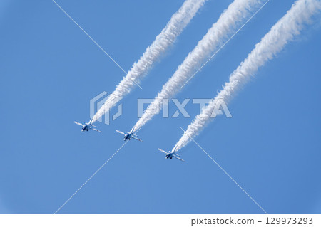 宮城縣東松島市松島空軍基地的夏日藍天和藍色衝擊波 129973293