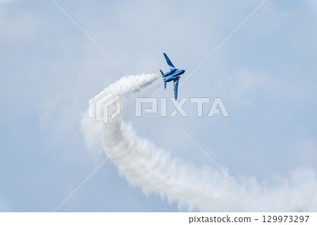 宮城縣東松島市松島空軍基地的夏日藍天和藍色衝擊波 129973297