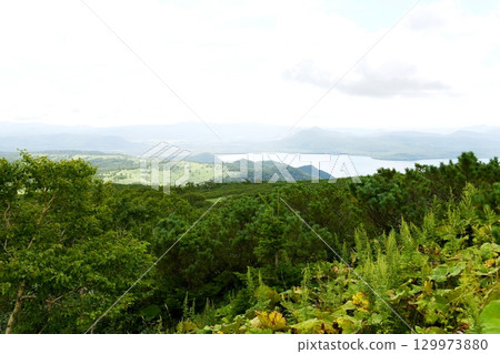 [Lake Kussharo as seen from the Koshimizu Plateau on Mt. Mokoto in Akan-Mashu National Park, Koshimizu Town] 129973880