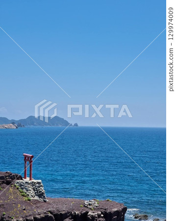 Torii that floats in the sea 129974009