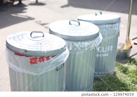 Outdoor aluminum trash can with lid Outdoor aluminum trash can with lid 129974059