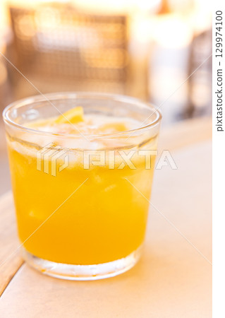 在度假村喝一杯美味冰涼的熱帶高球 在度假村喝一杯美味冰涼的熱帶高球 129974100