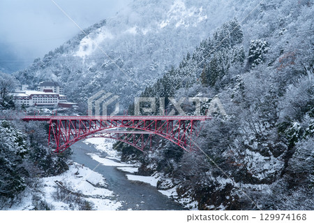 Shin-Yamabiko Bridge and Kurobe River in winter 129974168