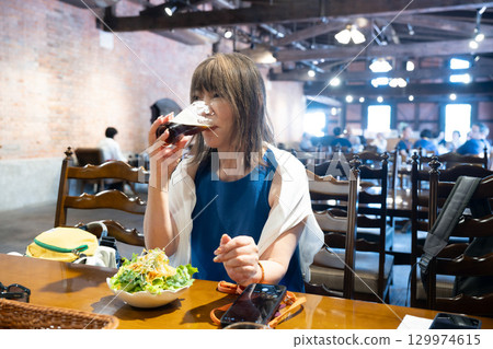 在愛知縣半田市半田紅磚建築（原Kabuto啤酒廠所在地）的餐廳喝啤酒 129974615