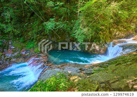 參觀山梨縣山梨市的西澤谷瀑布（Hitomen Cave） 129974619