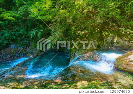 View of Nishizawa Valley Waterfall (Jinmendo Cave) from upstream, Yamanashi City, Yamanashi Prefecture 129974620