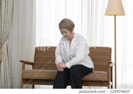 患有下背部疼痛的老年婦女 患有下背部疼痛的老年婦女 129974687