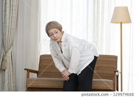 患有下背部疼痛的老年婦女 129974688