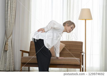 患有下背部疼痛的老年婦女 患有下背部疼痛的老年婦女 129974692
