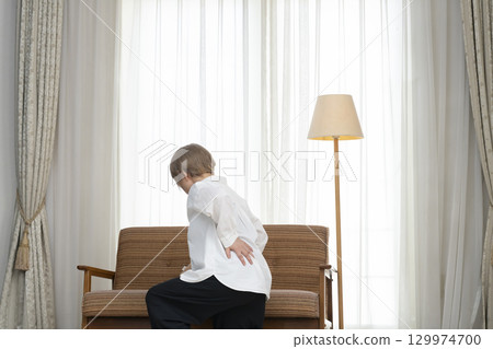 患有下背部疼痛的老年婦女 患有下背部疼痛的老年婦女 129974700