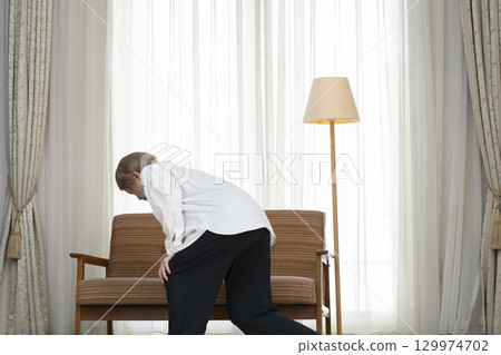 患有下背部疼痛的老年婦女 患有下背部疼痛的老年婦女 129974702