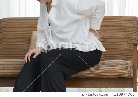 患有下背部疼痛的老年婦女 患有下背部疼痛的老年婦女 129974703