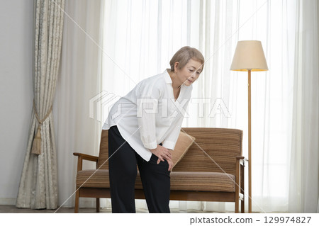 Senior woman with knee pain 129974827