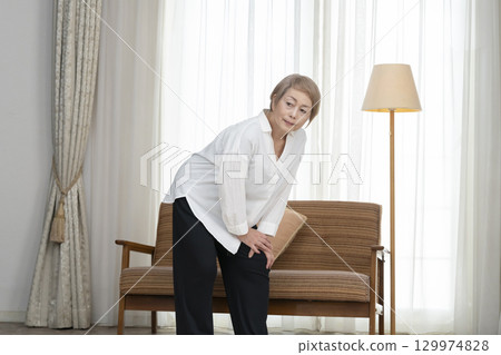 Senior woman with knee pain 129974828