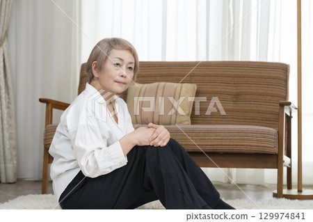 Senior woman with knee pain 129974841