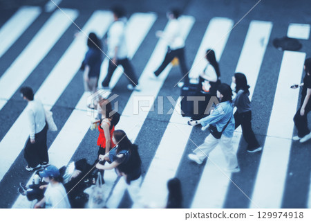 穿過行人過路處的人們 穿過行人過路處的人們 129974918