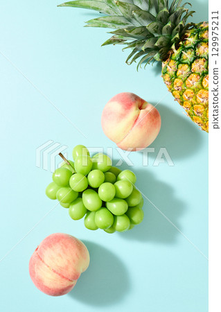 鳳梨、桃子、陽光麝香葡萄酒 129975211