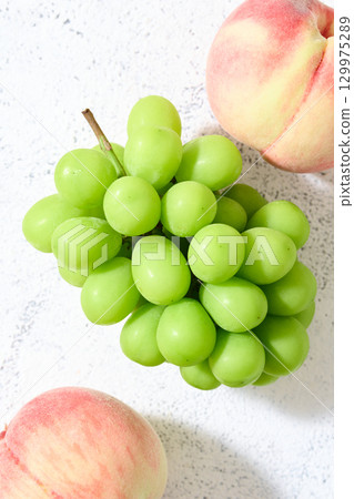 Shine muscat and peach Shine muscat and peach 129975289