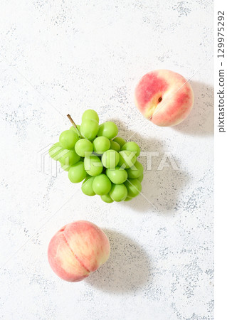 Shine muscat and peach 129975292