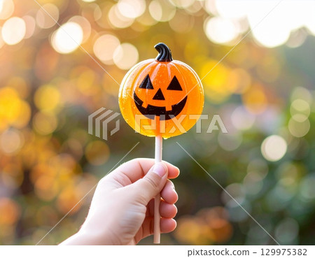 手拿著萬聖節糖果 手拿著萬聖節糖果 129975382