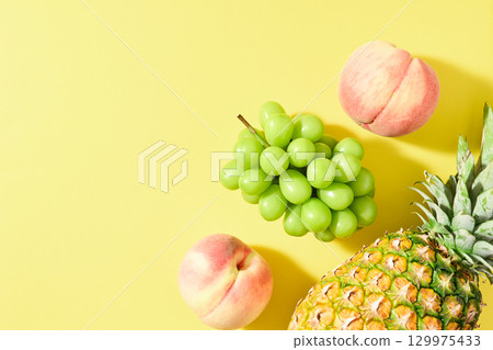 鳳梨、桃子、陽光麝香葡萄酒 129975433