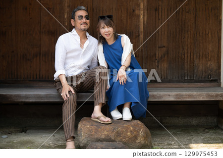 一對情侶漫步於愛知縣半田市的半六庭園(原中野半六宅邸庭園) 一對情侶漫步於愛知縣半田市的半六庭園(原中野半六宅邸庭園) 129975453