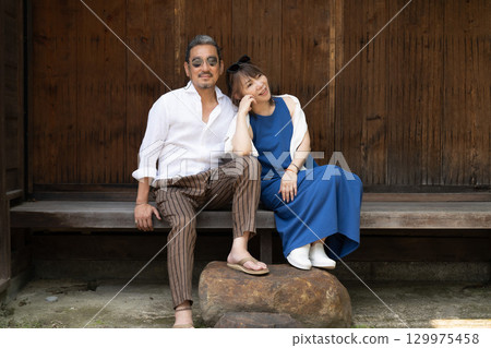 一對情侶漫步於愛知縣半田市的半六庭園（原中野半六宅邸庭園） 129975458