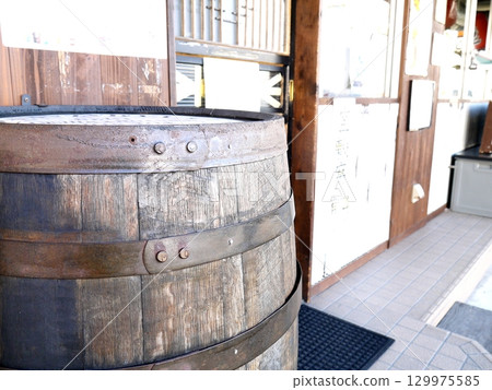 居酒屋前的桶 129975585