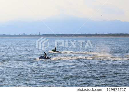 水上摩托車和飛濺的海浪 129975717