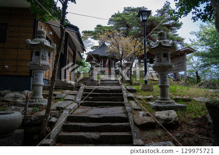 位於多聞山的毘沙門堂,可以眺望仙台松島的風景 位於多聞山的毘沙門堂,可以眺望仙台松島的風景 129975721