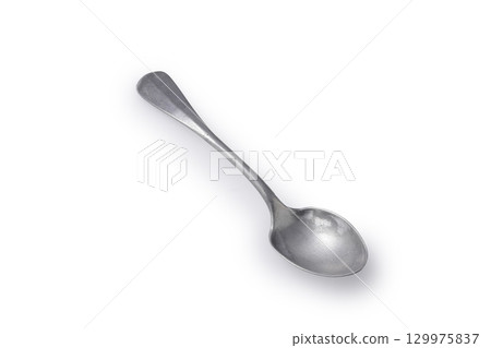 白色背景中的古董勺子 白色背景中的古董勺子 129975837