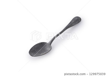 白色背景中的古董勺子 129975839
