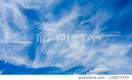 雙暈現象和許多白雲分兩層流動 雙暈現象和許多白雲分兩層流動 129975979