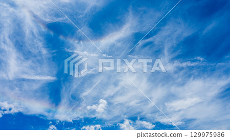 Double halo phenomenon and many white clouds flowing in two layers 129975986