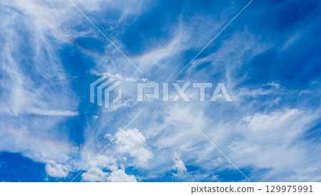 Double halo phenomenon and many white clouds flowing in two layers Double halo phenomenon and many white clouds flowing in two layers 129975991