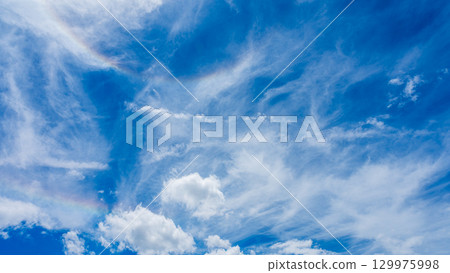 Double halo phenomenon and many white clouds flowing in two layers 129975998