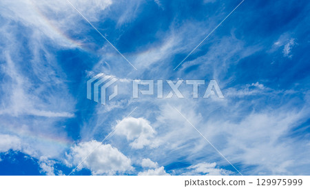 Double halo phenomenon and many white clouds flowing in two layers 129975999