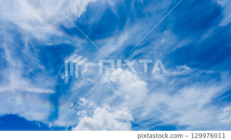 Double halo phenomenon and many white clouds flowing in two layers Double halo phenomenon and many white clouds flowing in two layers 129976011