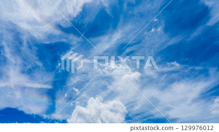 Double halo phenomenon and many white clouds flowing in two layers 129976012