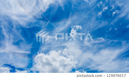 Double halo phenomenon and many white clouds flowing in two layers 129976017