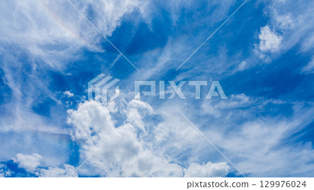雙暈現象和許多白雲分兩層流動 雙暈現象和許多白雲分兩層流動 129976024