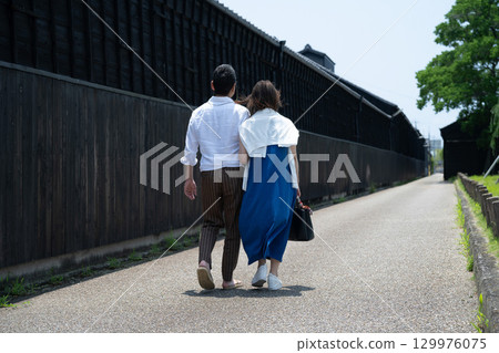 A couple strolling along the Handa Canal in Handa City, Aichi Prefecture 129976075