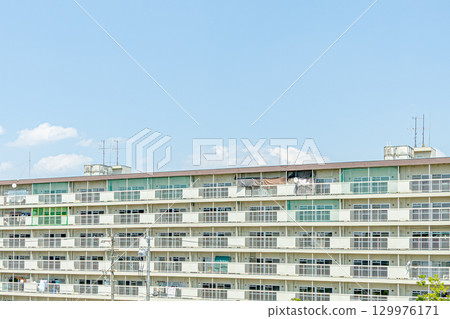 Old apartment house 129976171