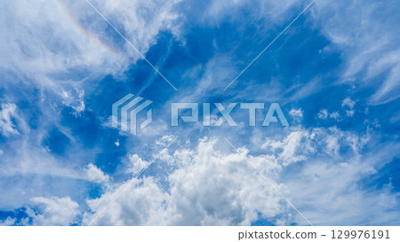 頭暈現象和許多白雲在兩層中流動 頭暈現象和許多白雲在兩層中流動 129976191