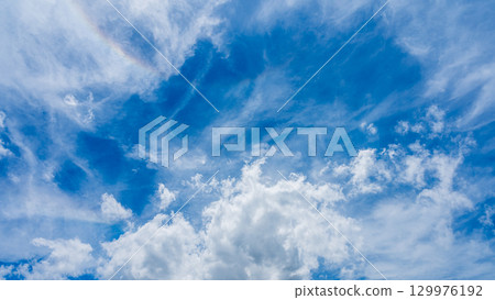 頭暈現象和許多白雲在兩層中流動 頭暈現象和許多白雲在兩層中流動 129976192